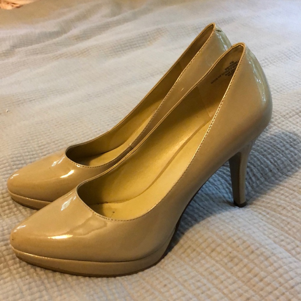 Nine West Nude Pumps size 9 like new condition